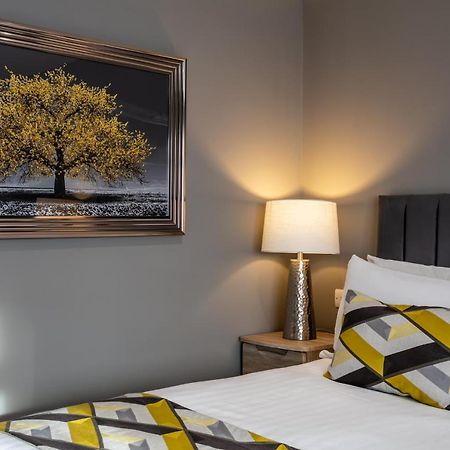 Roydon Marina Village Hotel エクステリア 写真