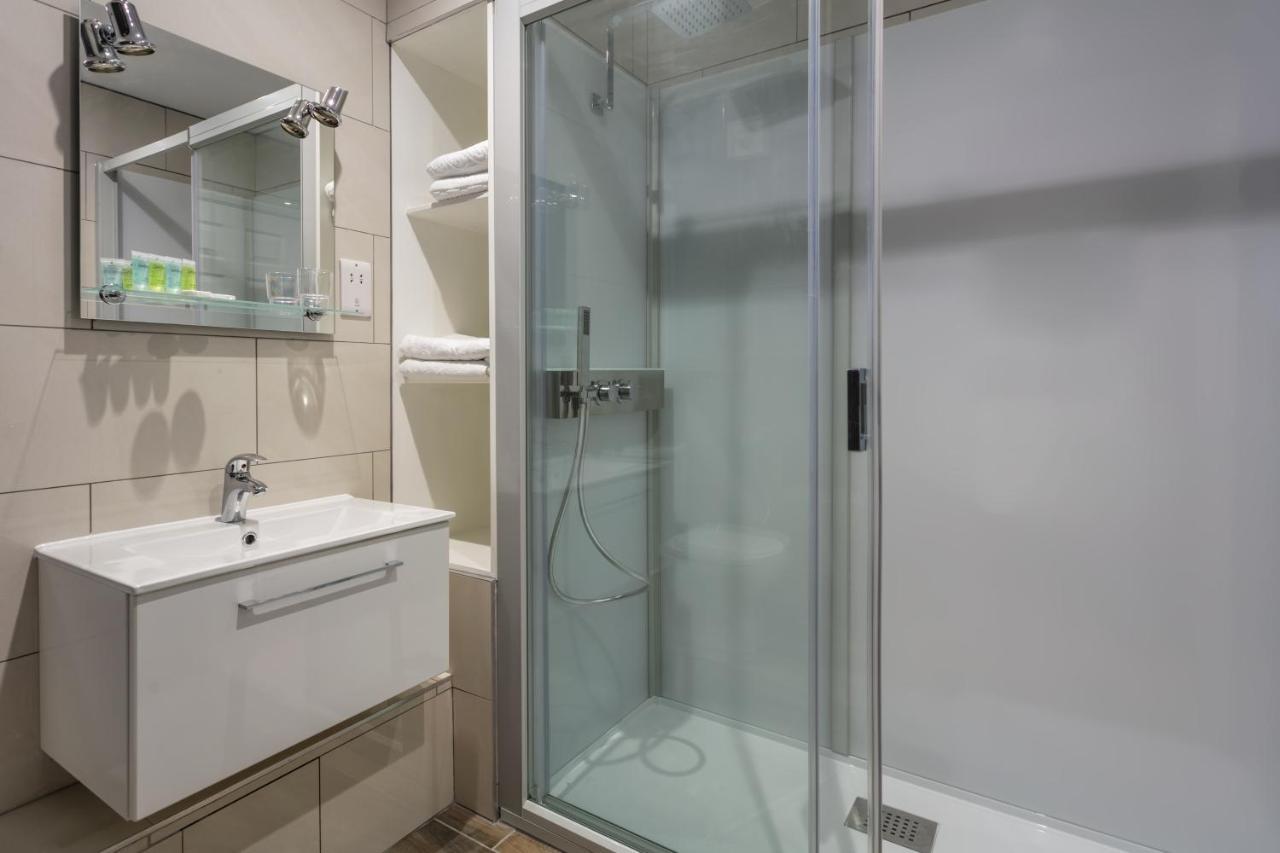 Roydon Marina Village Hotel エクステリア 写真