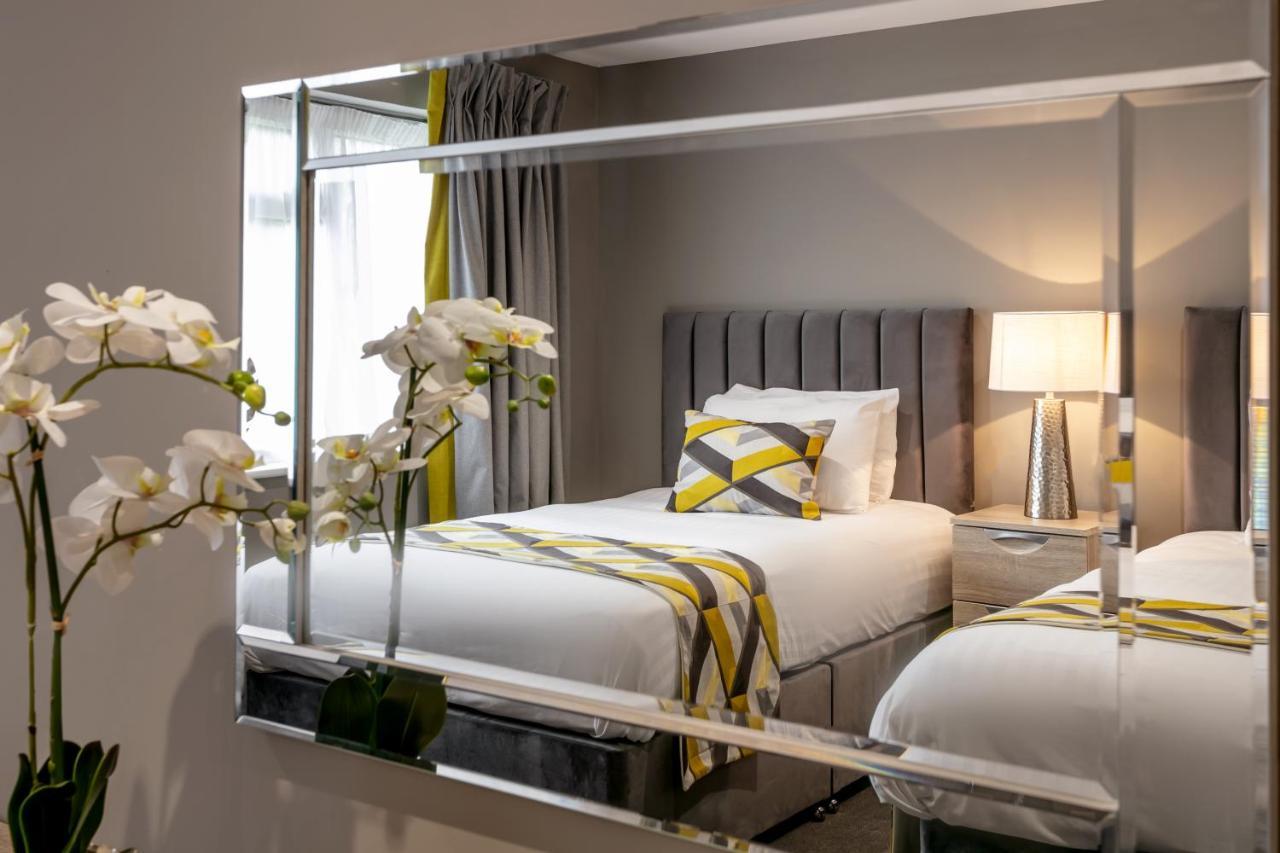 Roydon Marina Village Hotel エクステリア 写真