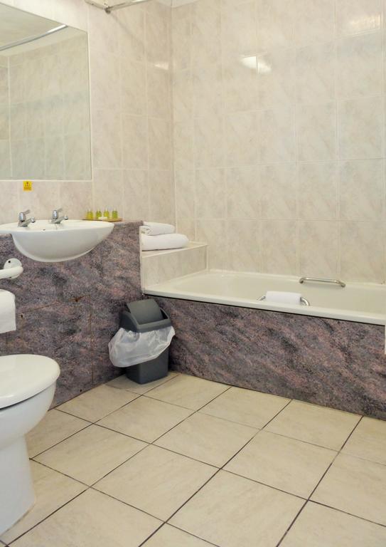 Roydon Marina Village Hotel エクステリア 写真
