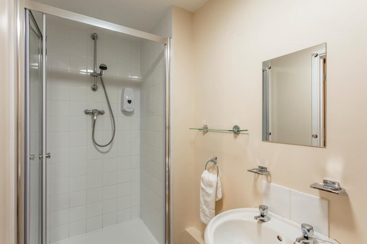 Roydon Marina Village Hotel エクステリア 写真