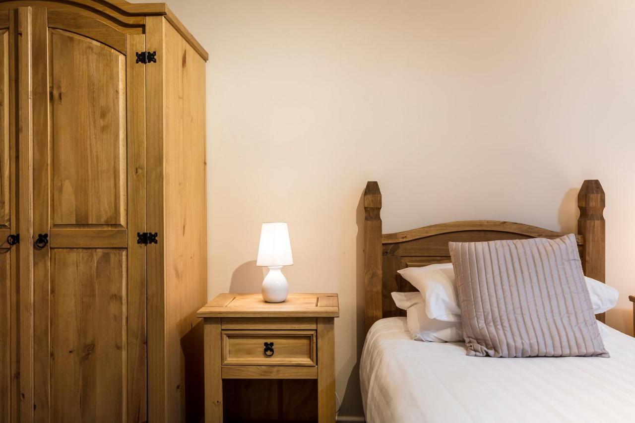 Roydon Marina Village Hotel エクステリア 写真
