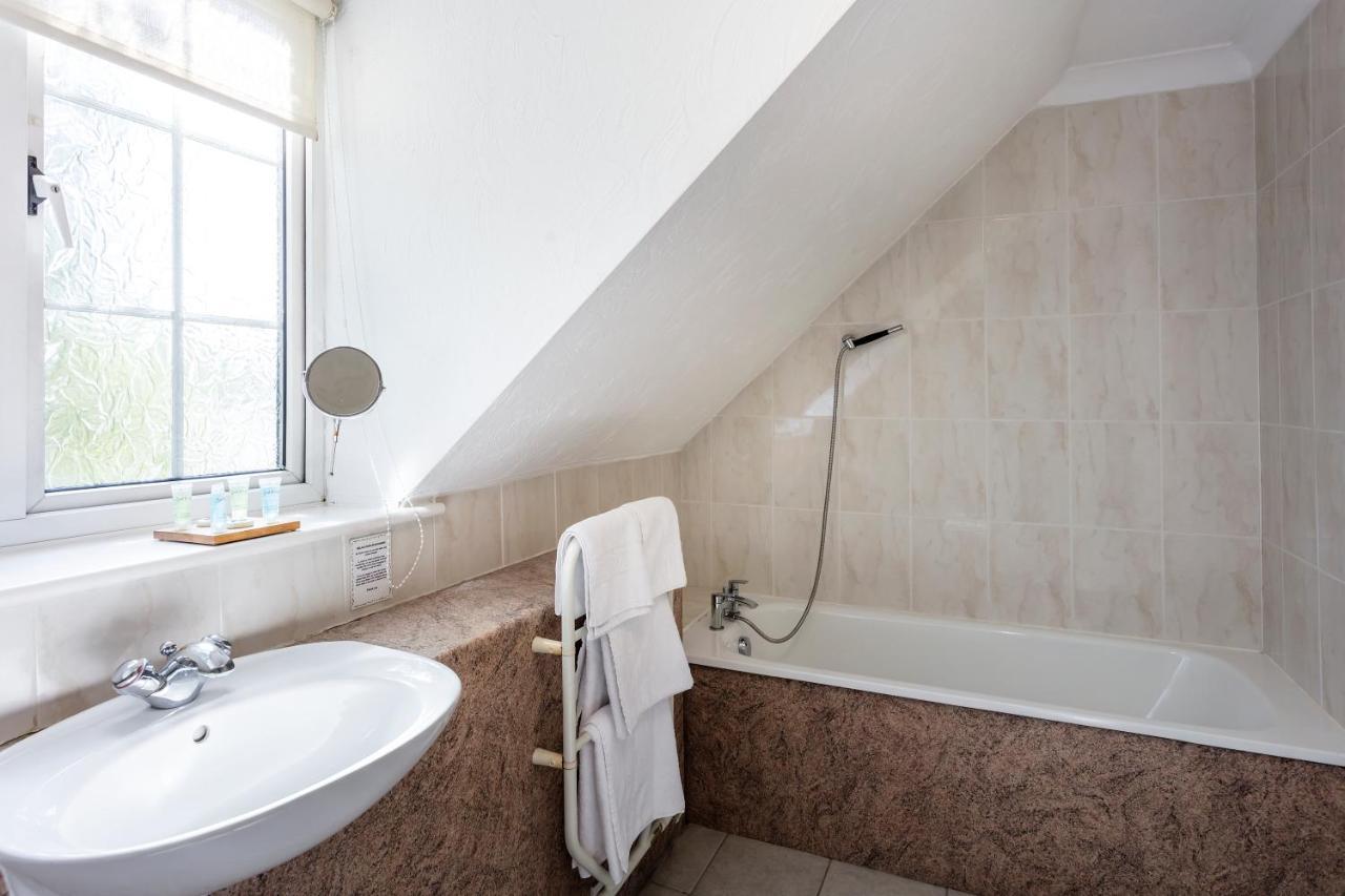 Roydon Marina Village Hotel エクステリア 写真