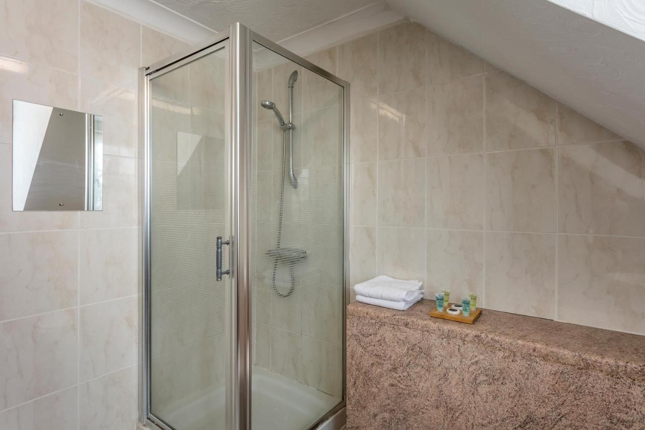 Roydon Marina Village Hotel エクステリア 写真