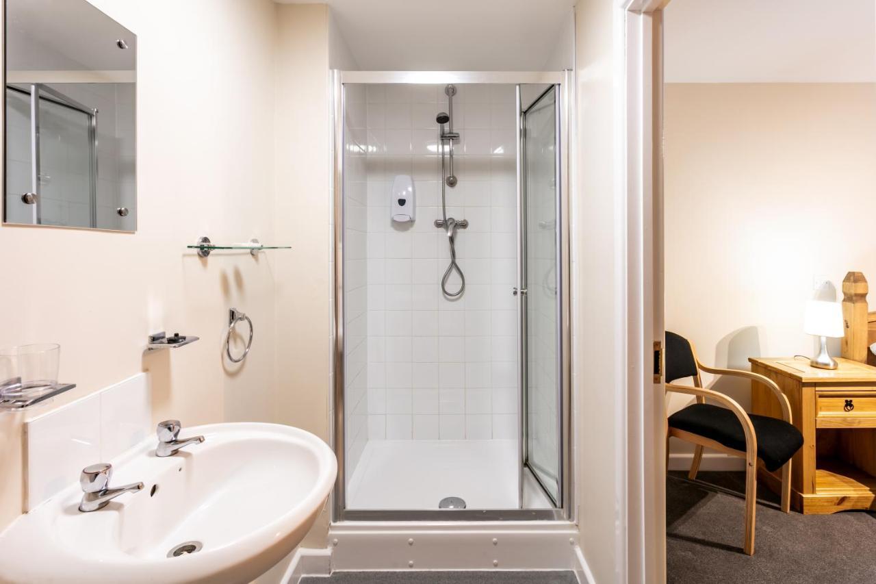 Roydon Marina Village Hotel エクステリア 写真