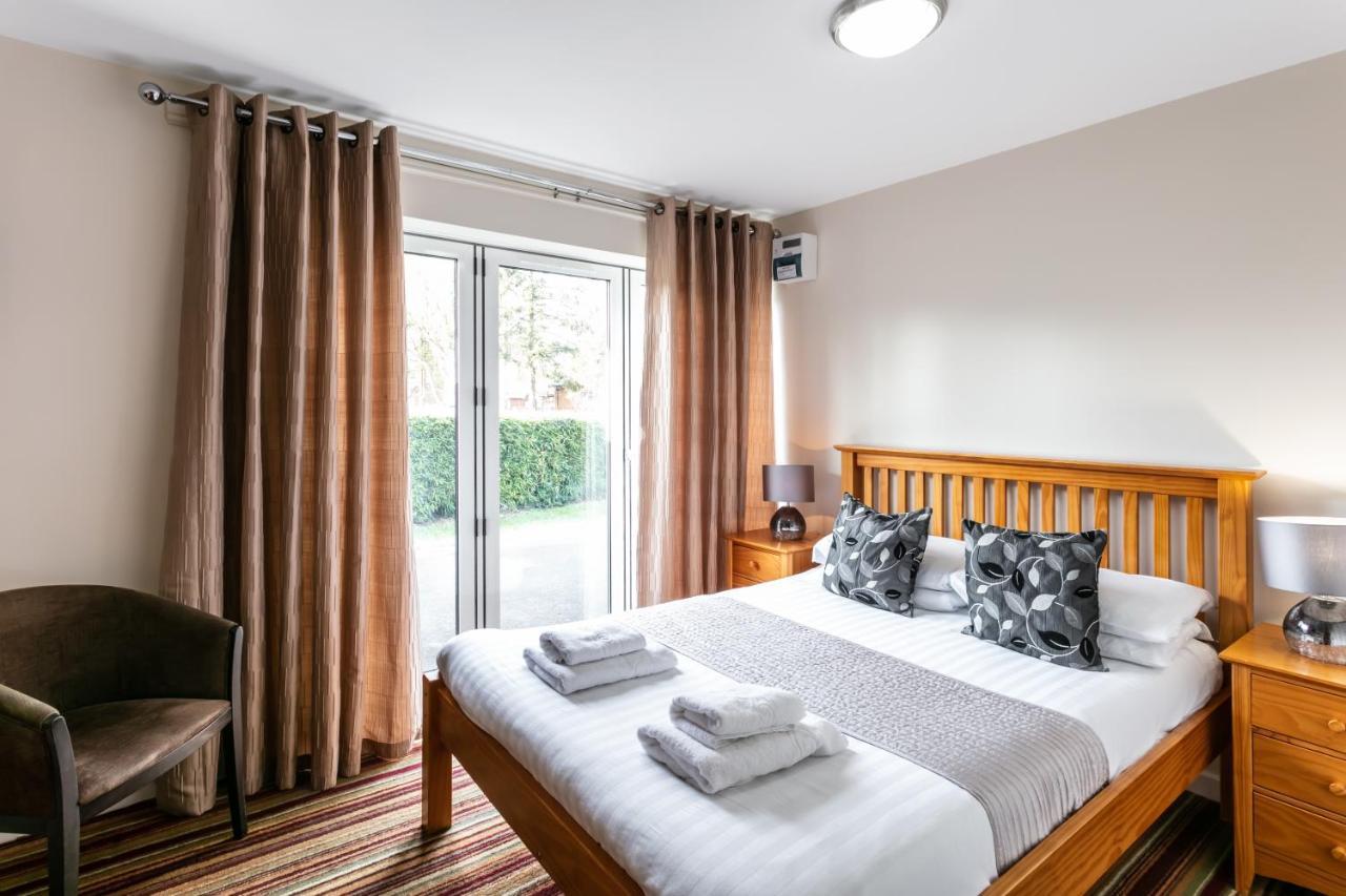 Roydon Marina Village Hotel エクステリア 写真