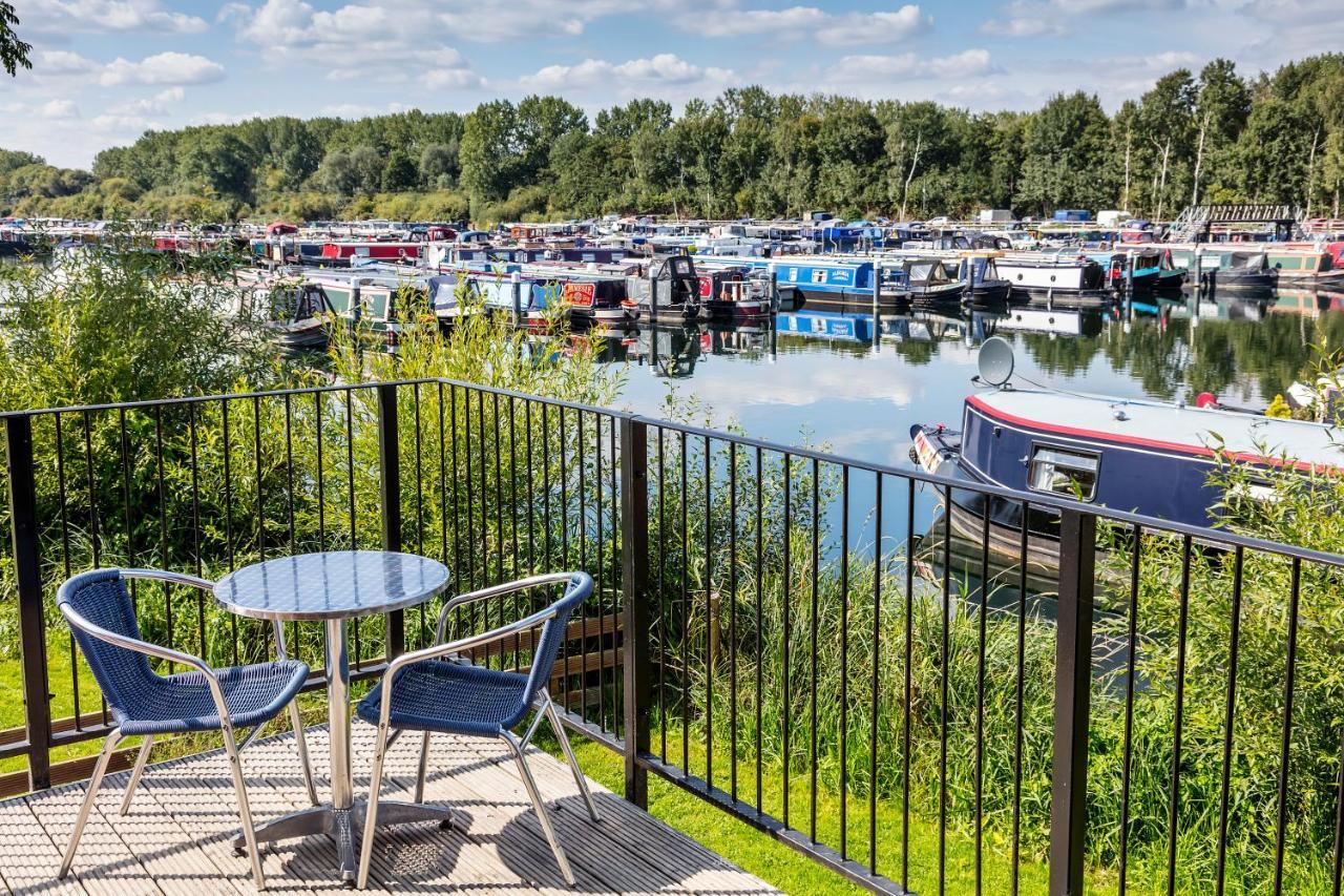 Roydon Marina Village Hotel エクステリア 写真