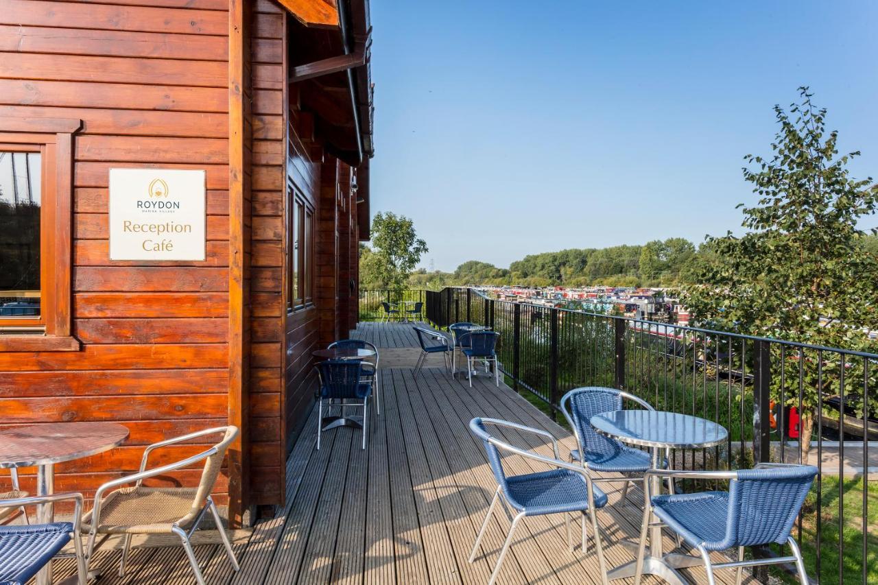 Roydon Marina Village Hotel エクステリア 写真