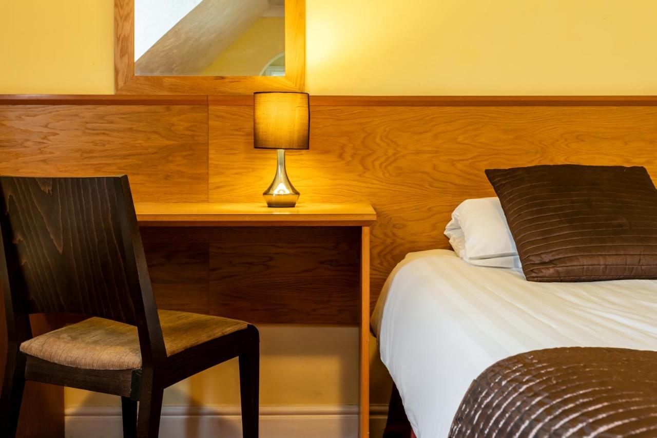 Roydon Marina Village Hotel エクステリア 写真