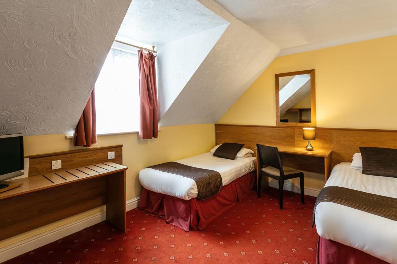 Roydon Marina Village Hotel エクステリア 写真