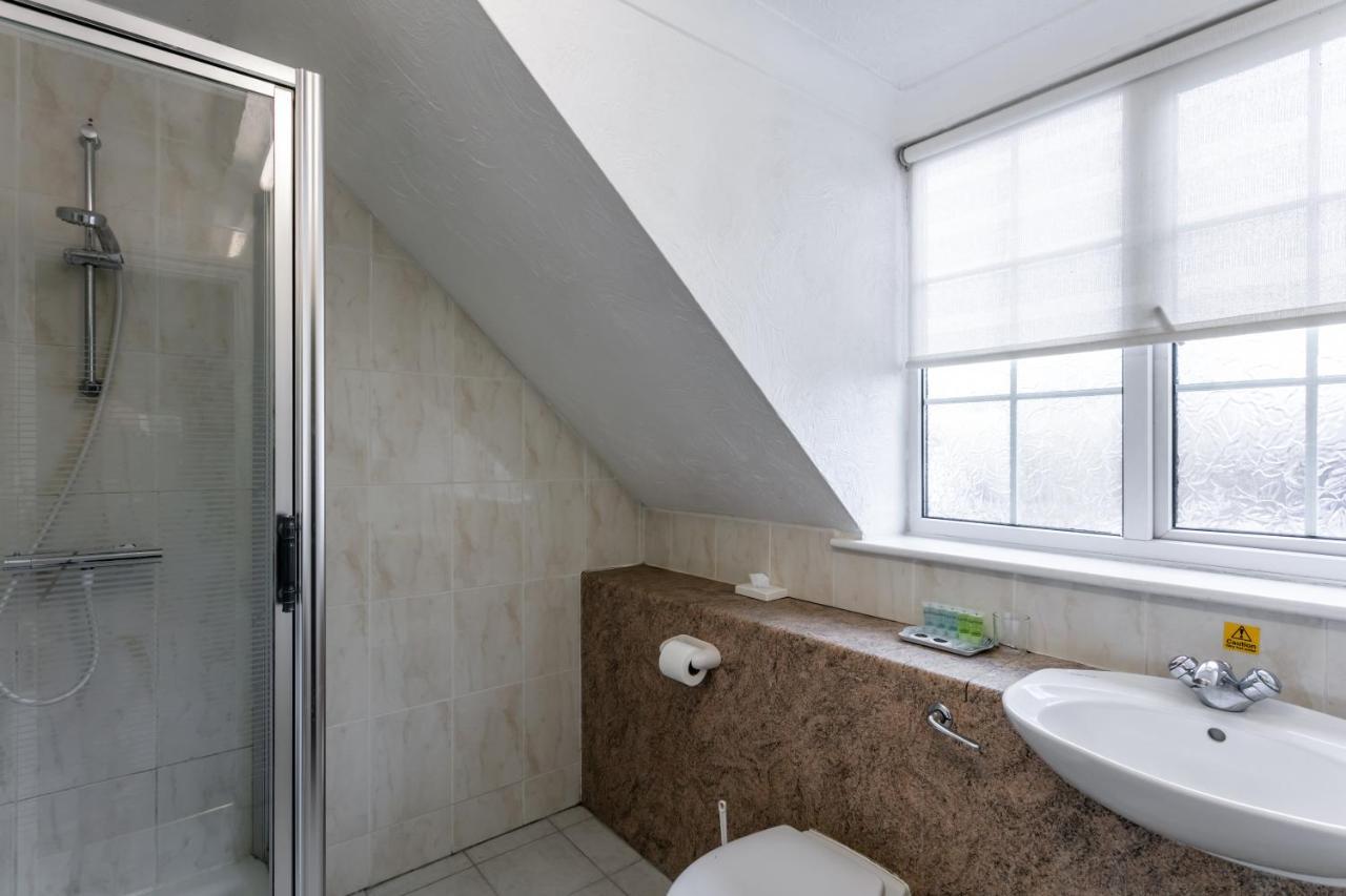 Roydon Marina Village Hotel エクステリア 写真