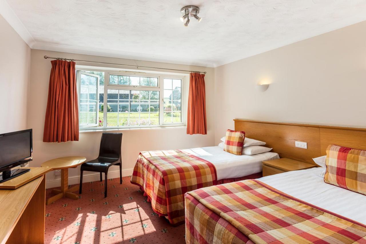 Roydon Marina Village Hotel エクステリア 写真