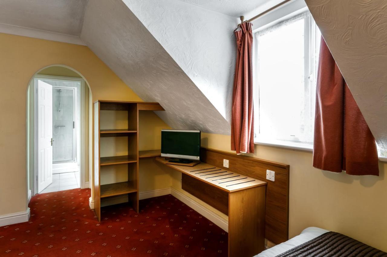 Roydon Marina Village Hotel エクステリア 写真