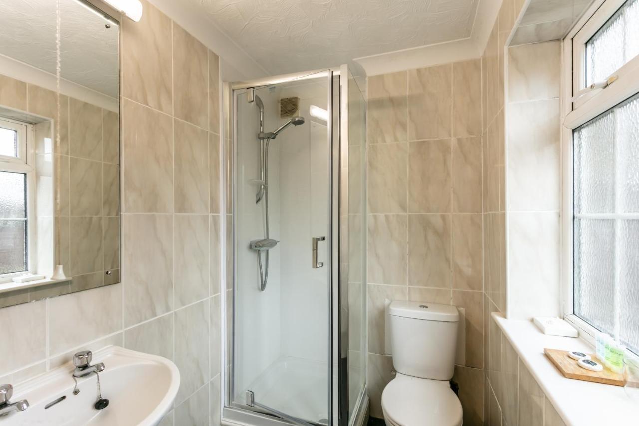 Roydon Marina Village Hotel エクステリア 写真