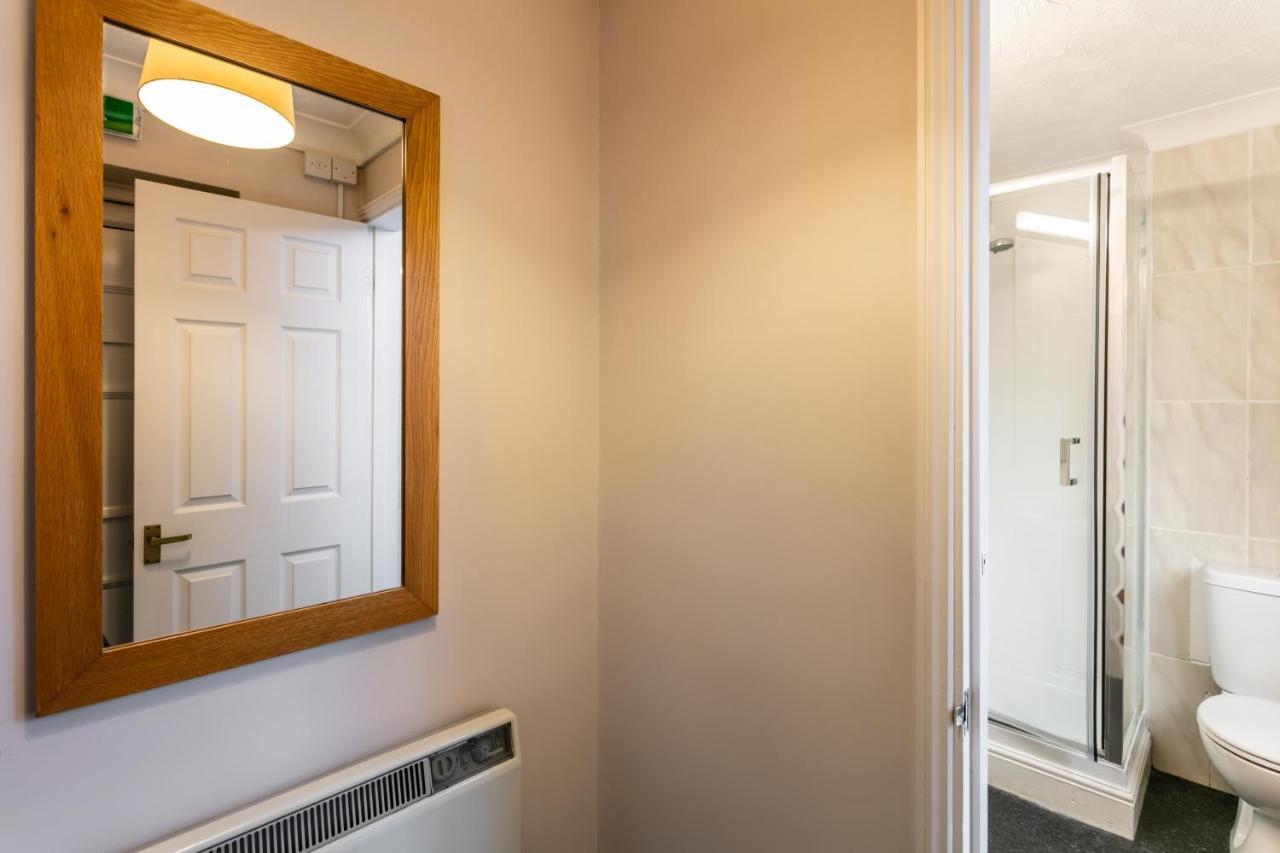 Roydon Marina Village Hotel エクステリア 写真