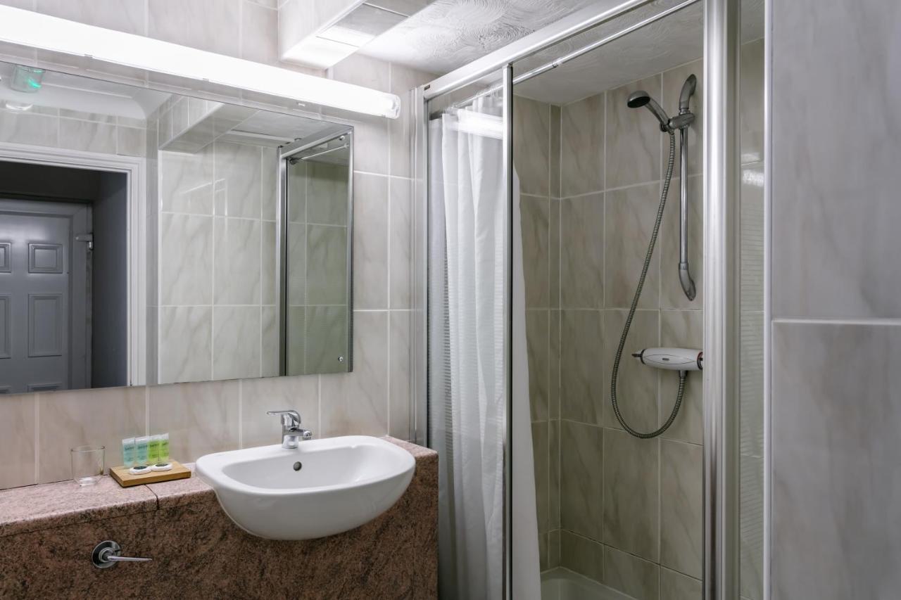 Roydon Marina Village Hotel エクステリア 写真
