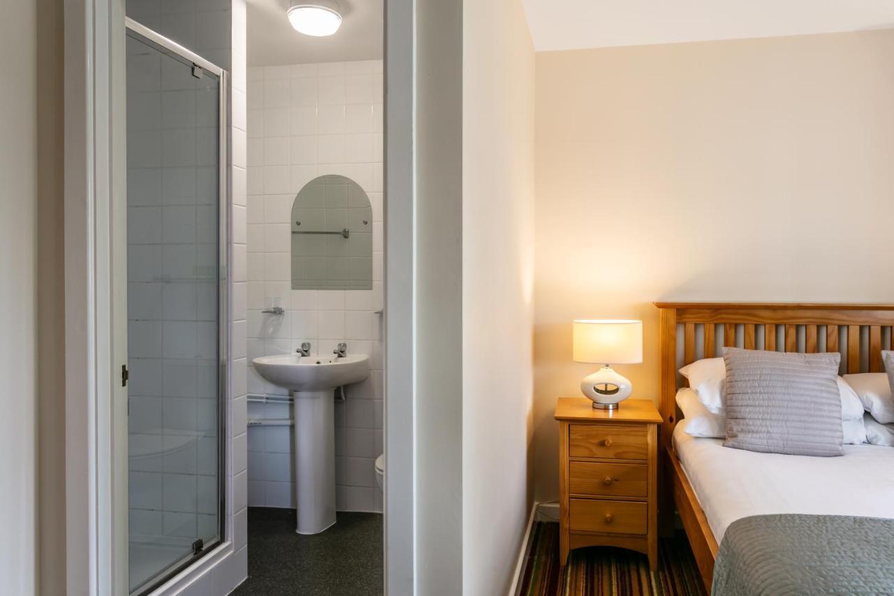 Roydon Marina Village Hotel エクステリア 写真