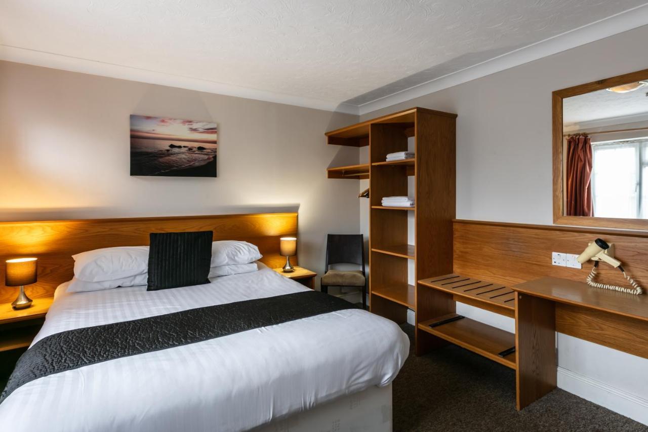 Roydon Marina Village Hotel エクステリア 写真