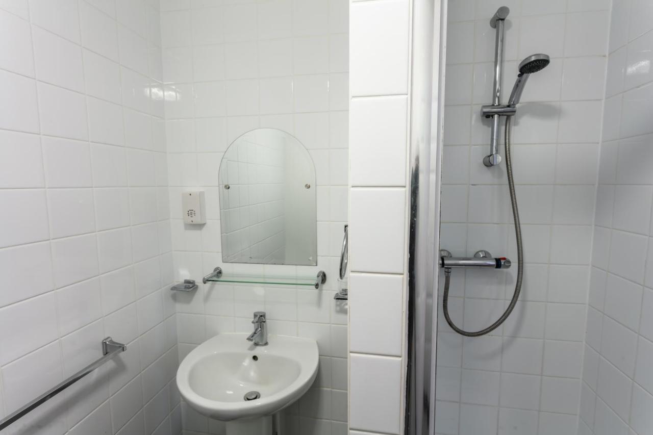 Roydon Marina Village Hotel エクステリア 写真