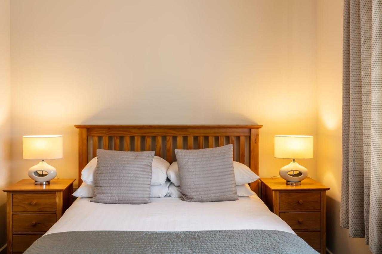 Roydon Marina Village Hotel エクステリア 写真