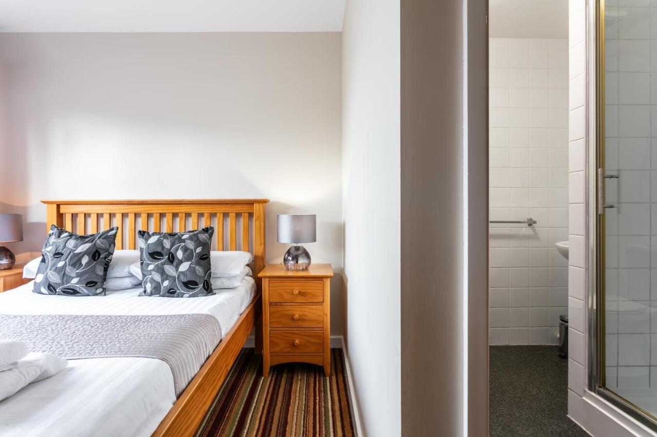 Roydon Marina Village Hotel エクステリア 写真