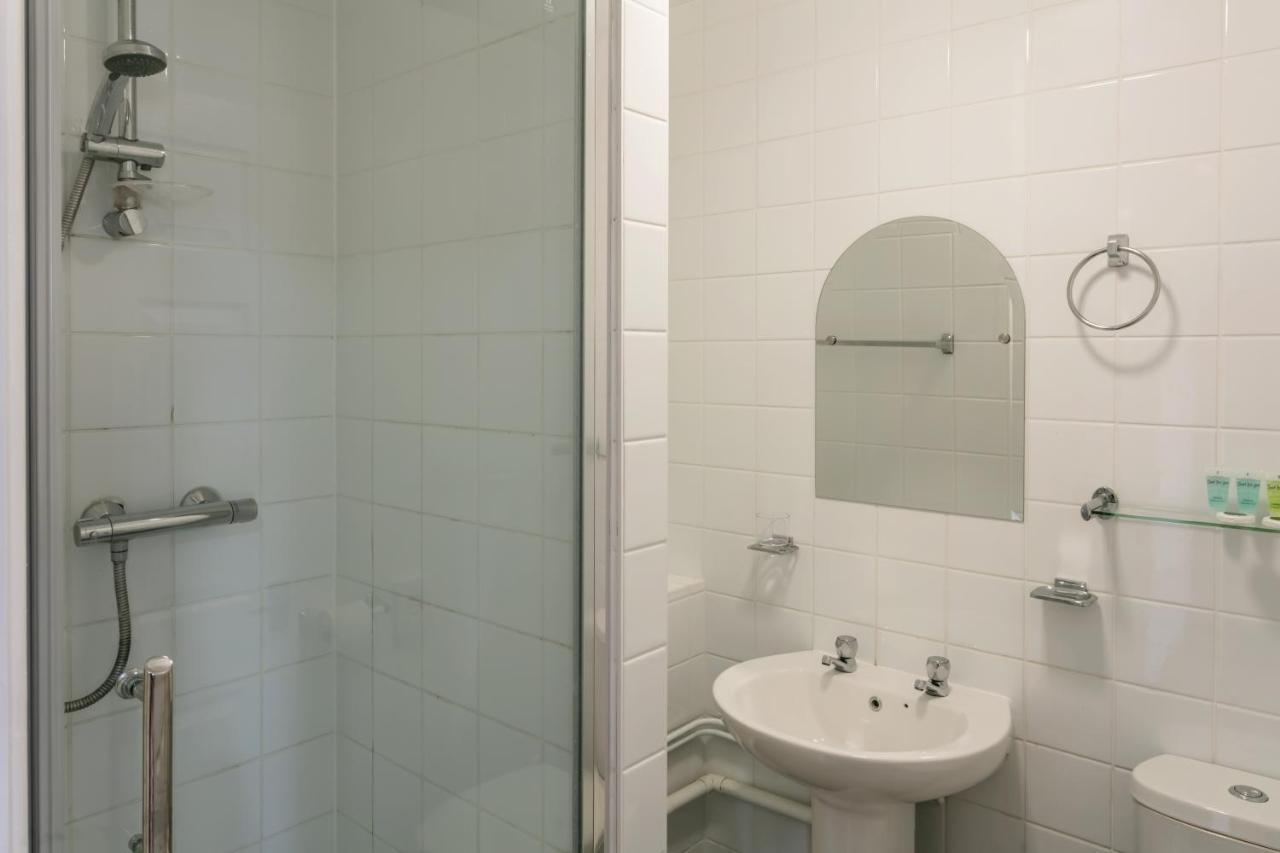 Roydon Marina Village Hotel エクステリア 写真