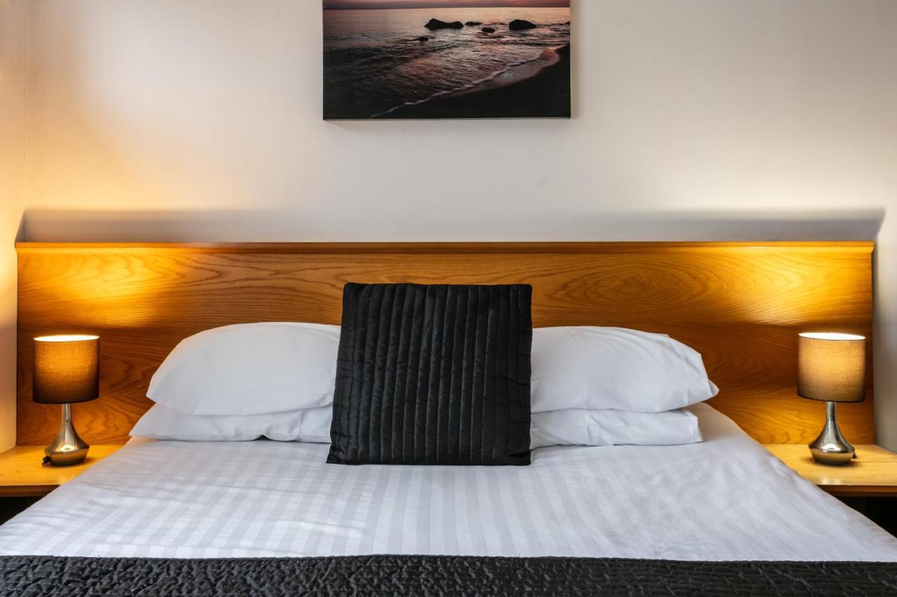 Roydon Marina Village Hotel エクステリア 写真