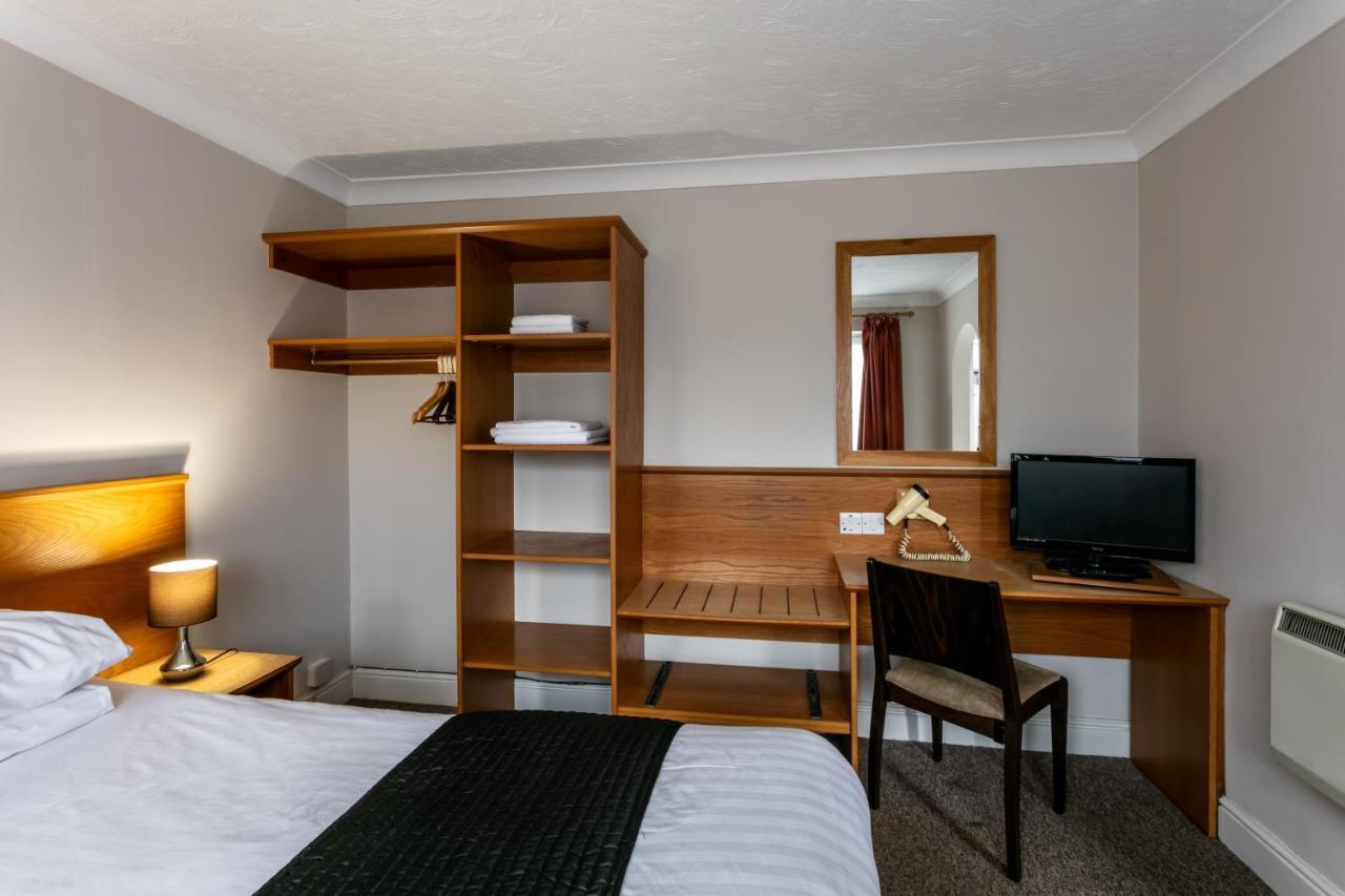 Roydon Marina Village Hotel エクステリア 写真