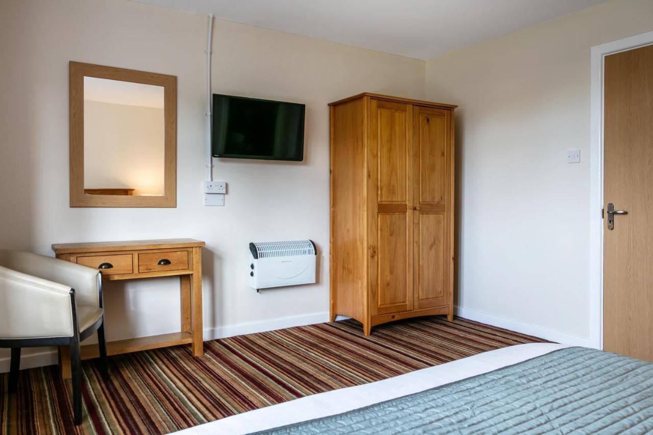 Roydon Marina Village Hotel エクステリア 写真